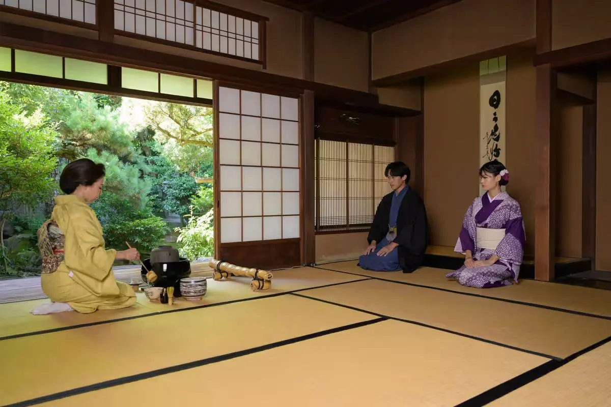 Experiencia de ceremonia del té con kimono tradicional