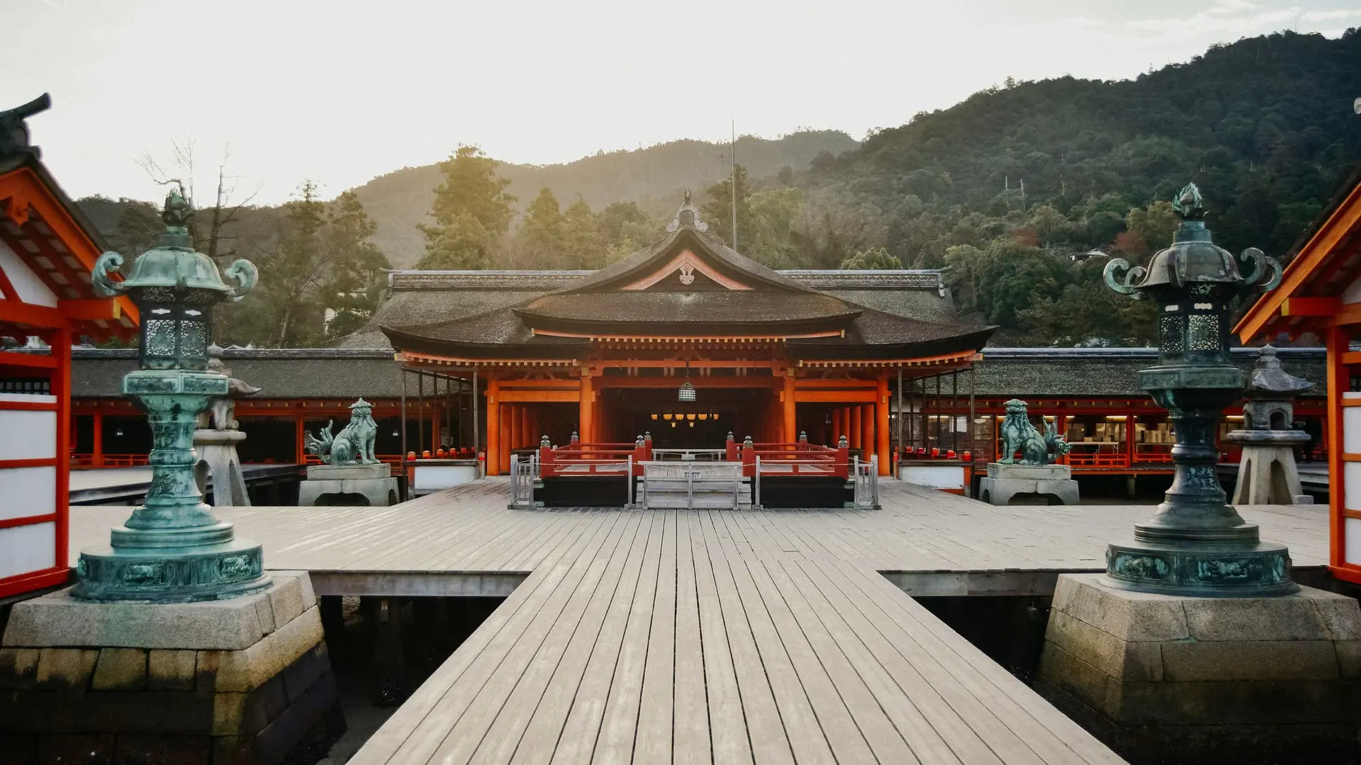 Santuario japonés con arquitectura roja y faroles de bronce